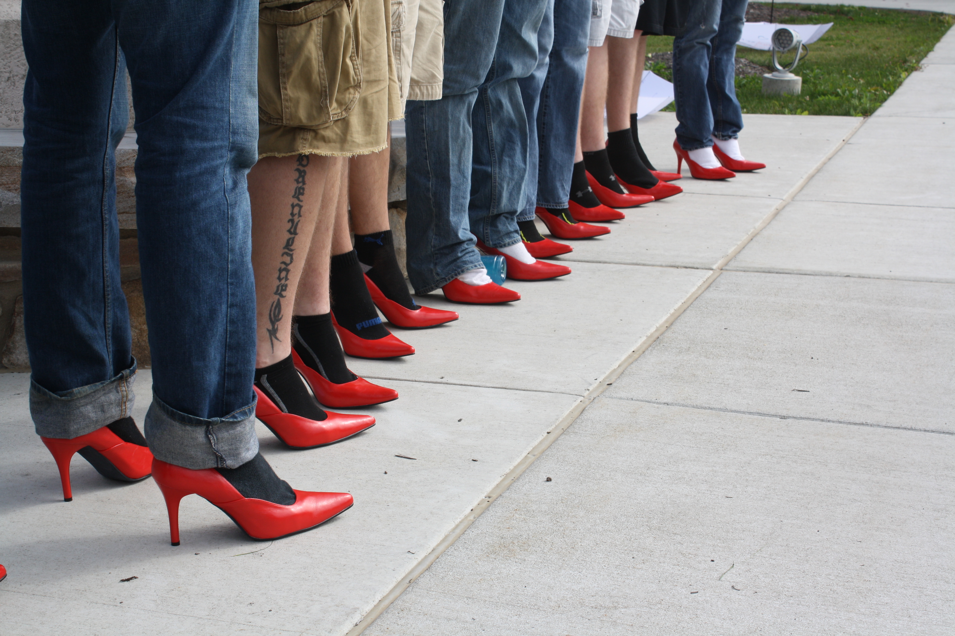 Men to wear high heels in Walk a Mile in Her Shoes march Penn State University